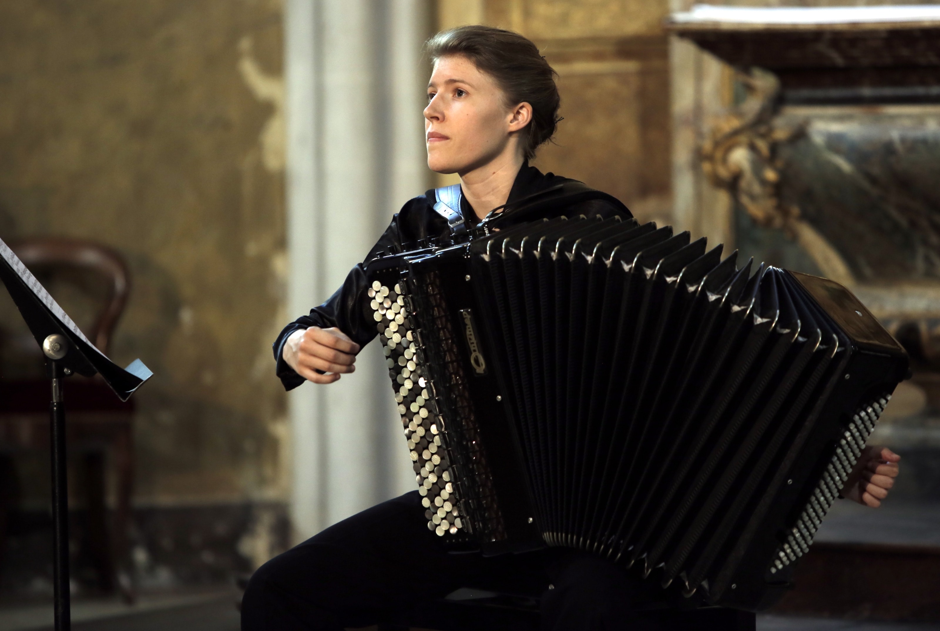 Élodie Soulard playing the accordion in concert